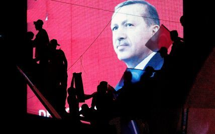 У Туреччині заарештовано двох членів Конституційного суду і головного військового радника Ердогана