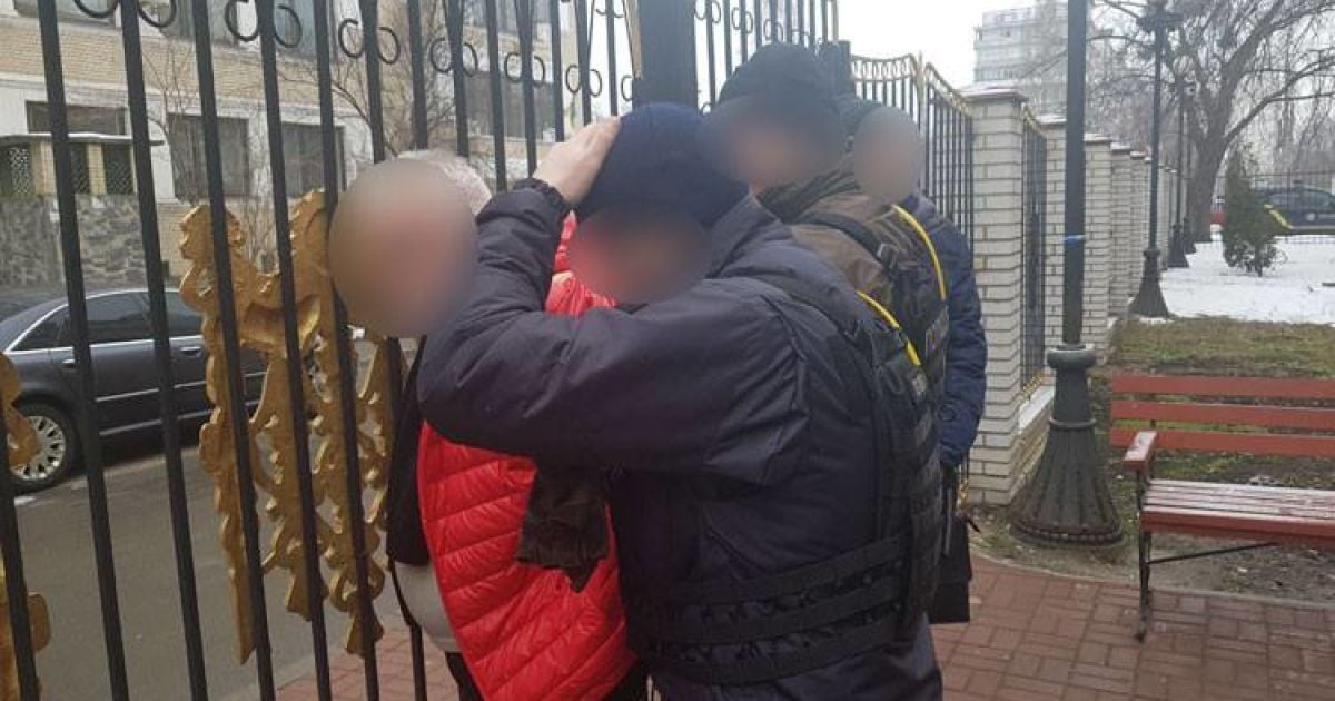 В Киеве задержали вымогателей, которые содрали с пострадавших в строительный афере 50 тысяч долларов