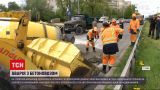 Новини України: у Києві комунальники вичерпують суміш з перекинутого бетонозмішувача