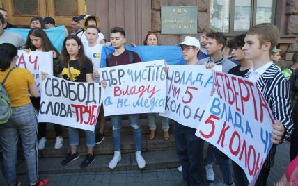 Допрос Порошенко в ГБР: дети пятого президента устроили митинг возле здания
