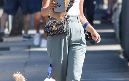В простом наряде с модными акцентами: Натали Портман гуляет по Лос-Анджелесу