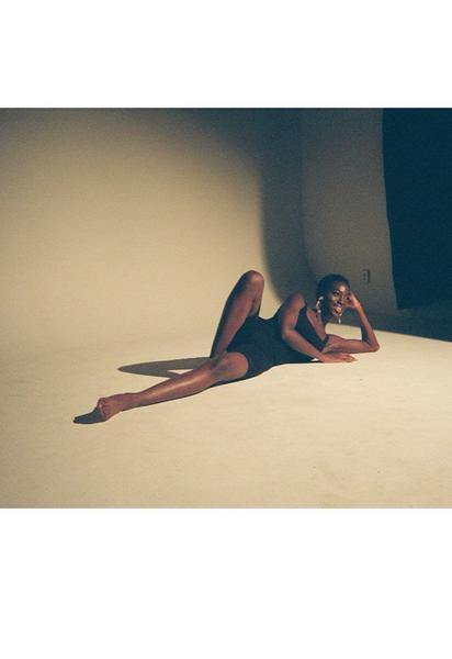 Фотопроект о черном боди / © instagram.com/emrata