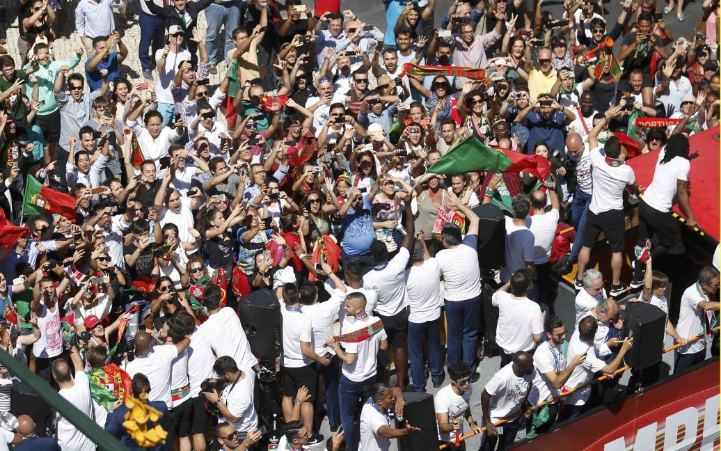 11 липня 2016 рік. Збірну Португалії зустріли на головнй площі Лісабона після перемоги на Євро-2016. / © Reuters