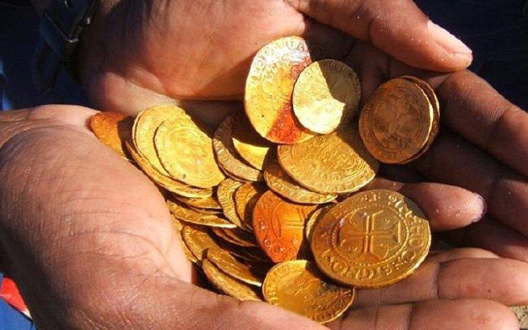 Монети, знайдені на кораблі "Добрий Ісус". / © Daily Mail
