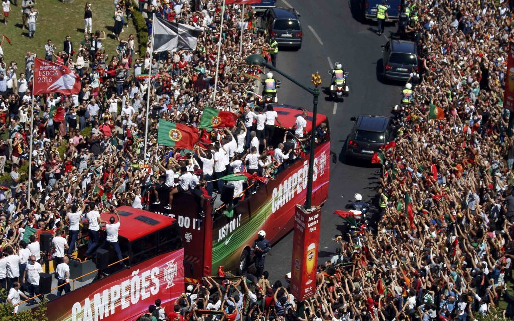 11 июля 2016 год. Сборную Португалии встретили на главной площади Лиссабона после победы на Евро-2016. / © Reuters