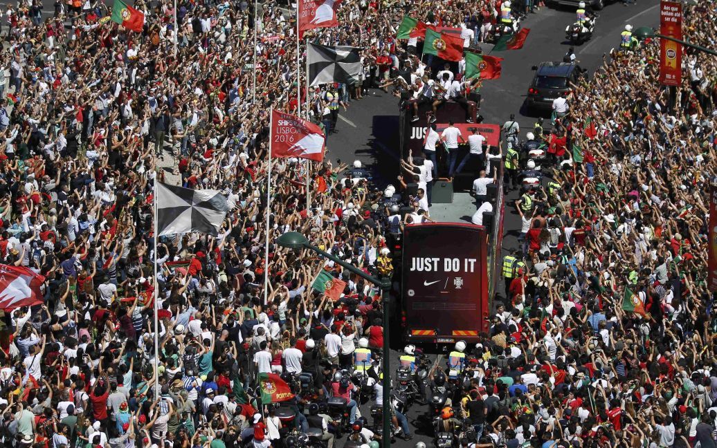 11 липня 2016 рік. Збірну Португалії зустріли на головнй площі Лісабона після перемоги на Євро-2016. / © Reuters