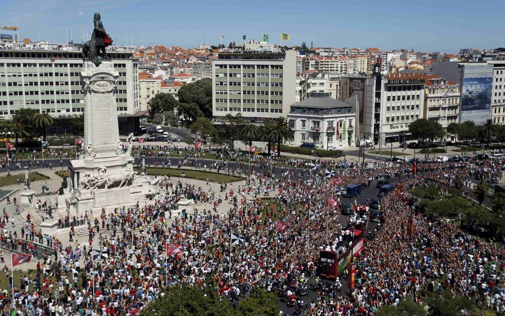 11 липня 2016 рік. Збірну Португалії зустріли на головній площі Лісабона після перемоги на Євро-2016. / © Reuters