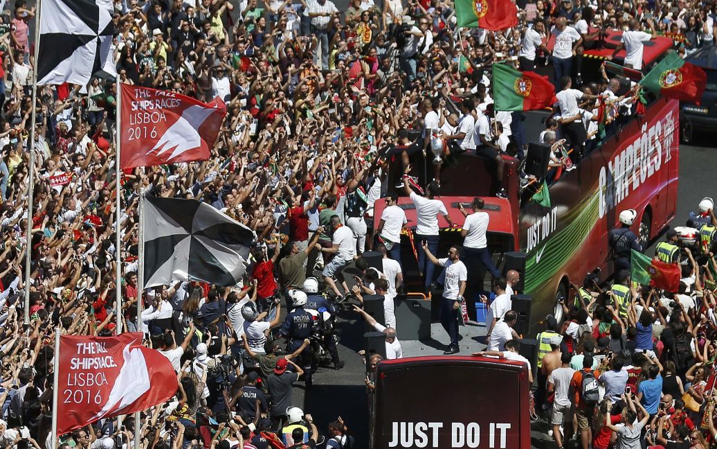 11 июля 2016 год. Сборную Португалии встретили на главной площади Лиссабона после победы на Евро-2016. / © Reuters