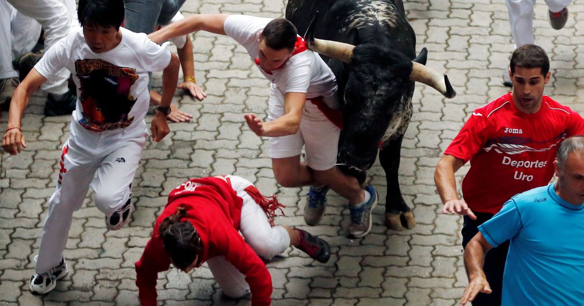 Безумное бегство от разъяренных быков и зрелищная коррида. Испанская Памплона празднует день города