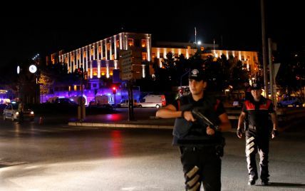 Турецкие военные заявили о взятии власти и аресте руководства страны