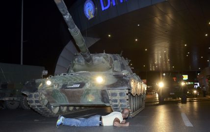 Спроби військового перевороту придушені - губернатор Стамбула