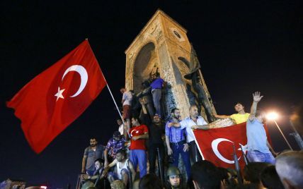 Страчені посадовці й тисячі засуджених. Як останні 60 років відбувалися держперевороти в Туреччині