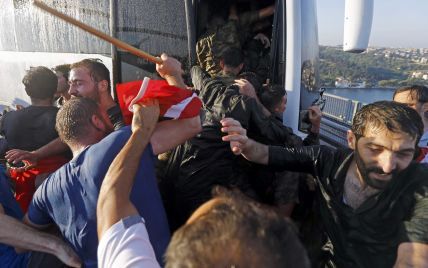 В Стамбуле толпа публично обезглавила одного из мятежников – СМИ
