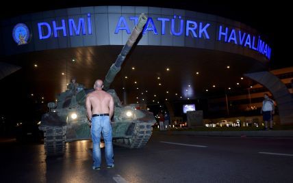 Один у полі воїн: у Мережі з'явилося відео з турком, який наодинці зупиняв танки