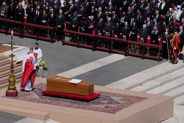Гроб с телом Папы Римского Франциска перенесли / © Associated Press