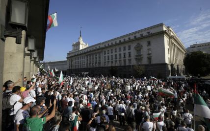 В Болгарии продолжаются антиправительственные протесты: тысячи демонстрантов забросали парламент яйцами