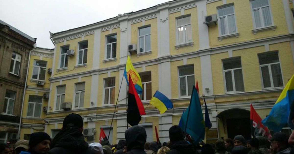 Активісти мітингують у дворі Печерського суду / © Hromadske.tv