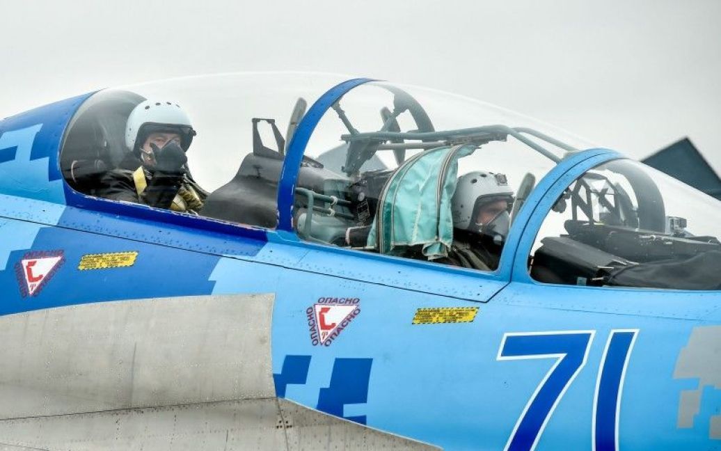 Порошенко испытал Су-27 / © Сайт президента Украины