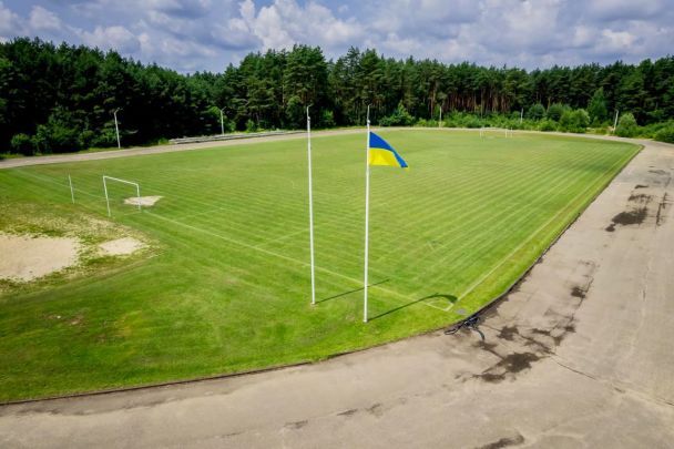 Стадіон у місті Новояворівськ Львівської області, який хочуть реконструювати за понад 91,5 млн грн / фото соціальні мережі / © 