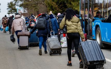 Повертаються додому: українці, які виїхали за кордон через вторгнення РФ, їдуть назад до України