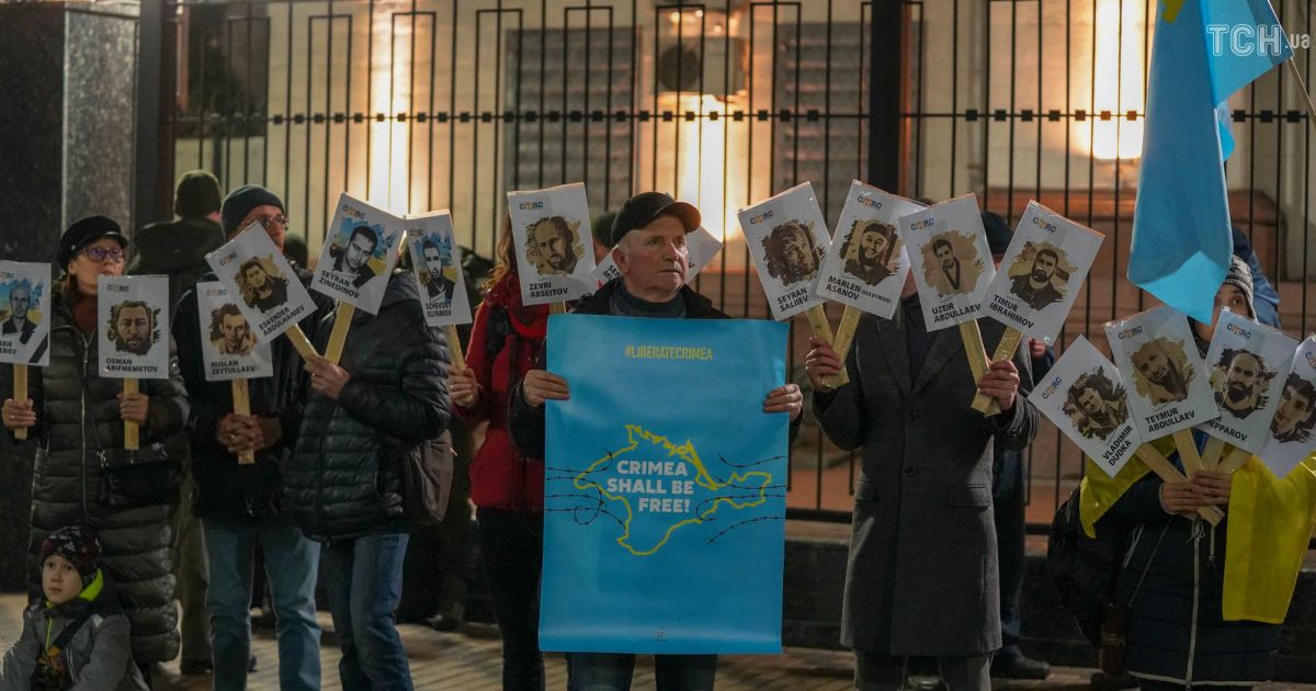 Акція під посольством РФ до дня анексії Криму_4 / © ТСН