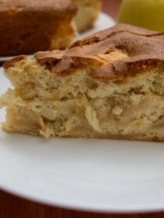 Шарлотка з яблуками та грушею в духовці
