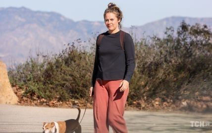 С небрежным пучком и в растянутой одежде: Алисия Сильверстоун на прогулке с собакой