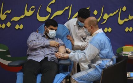 В Иране стартовала вакцинация от COVID-19: российской "Спутник V" первым привили сына главы МОЗ