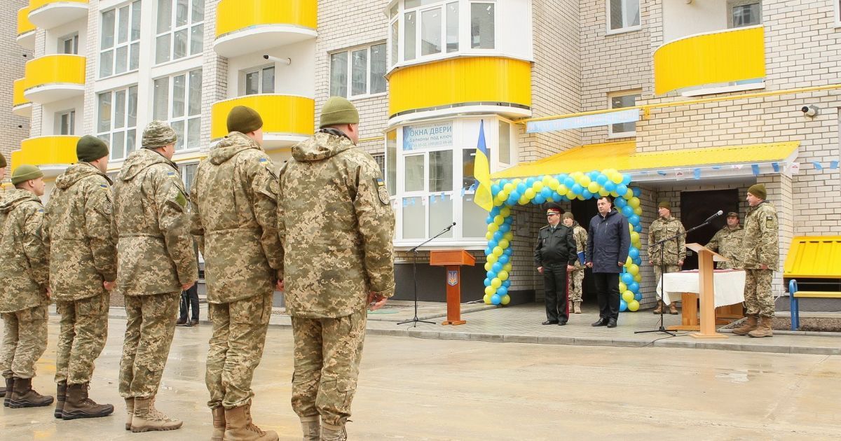 В Украине в этом году построят три военных городка - Полторак