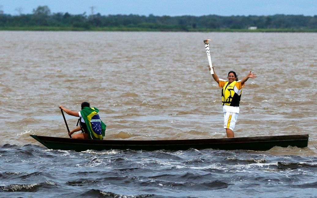 20 червня. Бразильський каноїст Раймундо Араужо Фрейтас бере участь в естафеті Олімпійського вогню в точці злиття між річкою Негро і Солімоес. / © Reuters