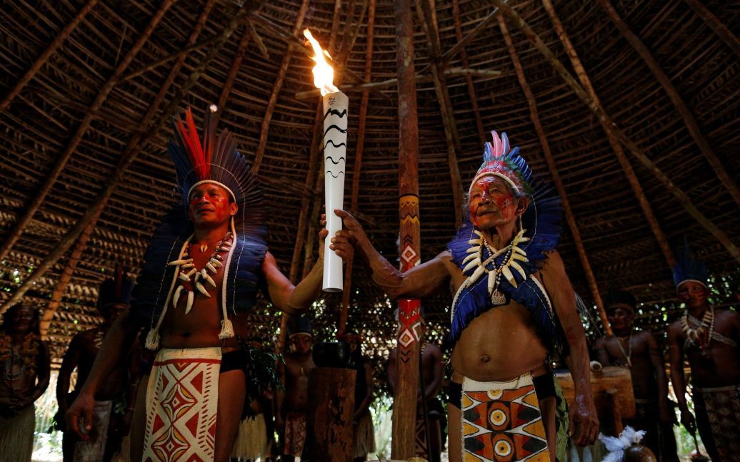 20 червня. Корінні народи беруть участь в естафеті Олімпійського вогню в селі Тюп, Манаус. / © Reuters