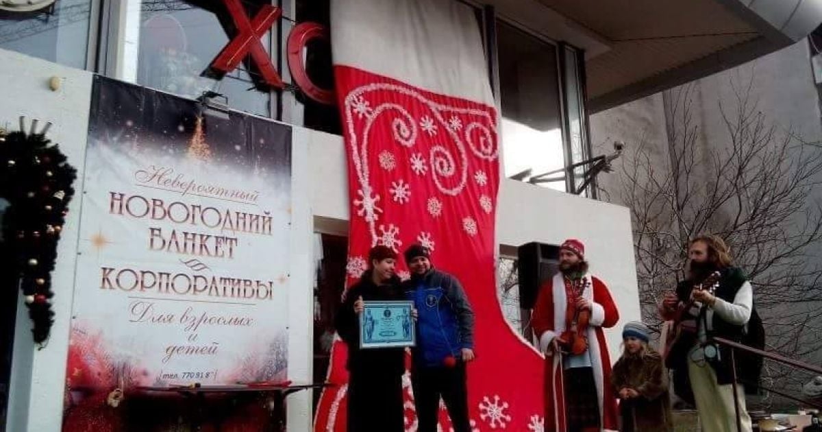В Одессе сделали самый большой в Украине сапожок для подарков