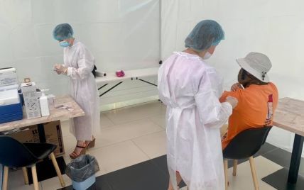 Щепитися можуть всі охочі: в одному з українських міст можна вільно отримати вакцину Pfizer