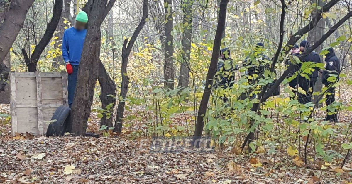 В Киеве в парке мужчина повесился на ремне