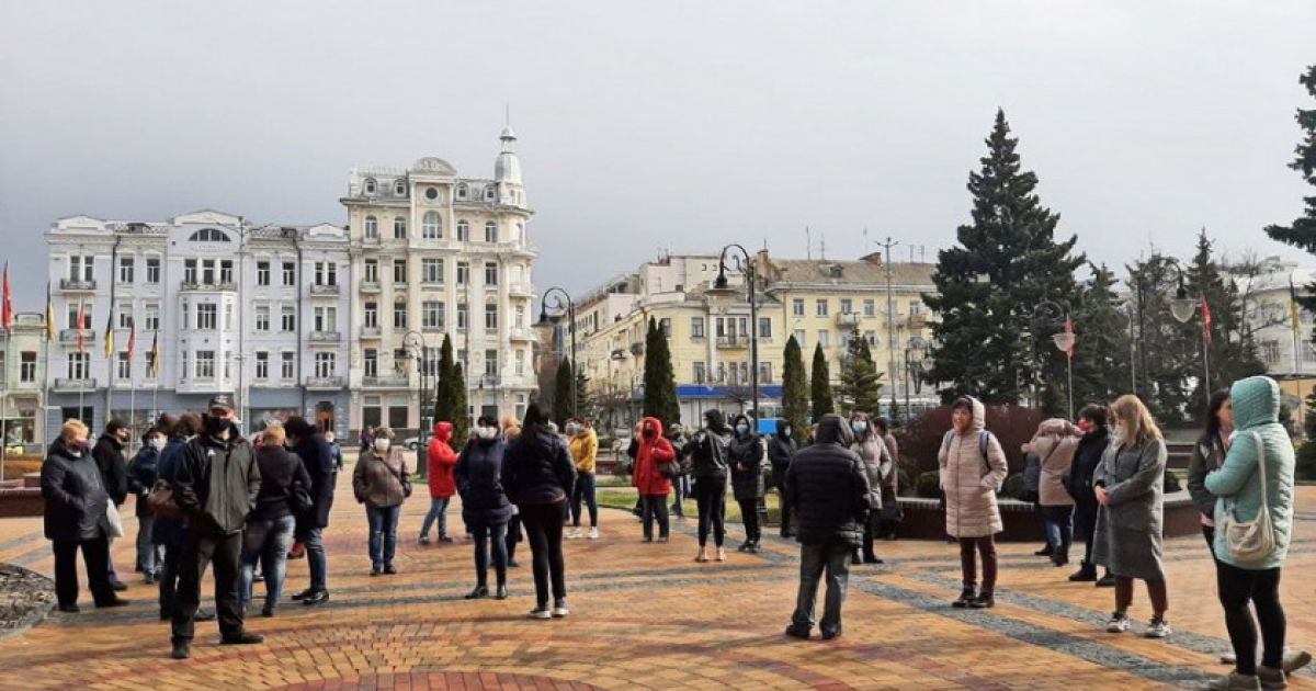 У Вінниці батьки школярів вийшли на мітинг проти дистанційного навчання: фото