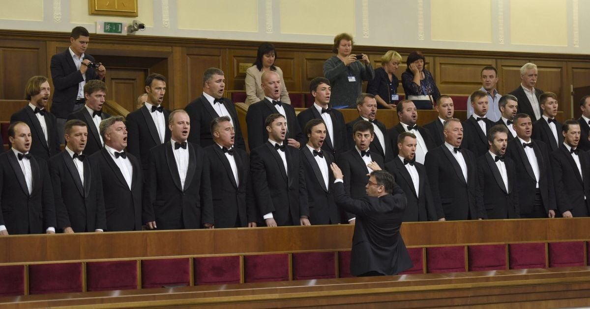 Артисты хоровой капеллы Ревуцкого спели на Бессарабке в поддержку "Евровидения" в Киеве