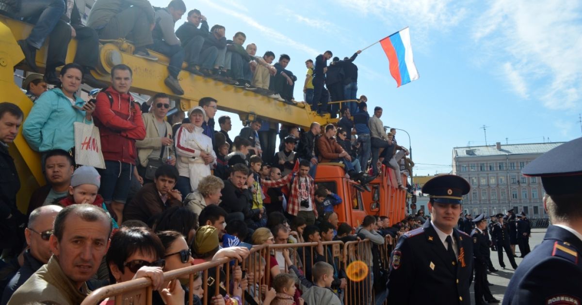 Россияне так и не смогли попасть на разрекламированный парад / © Фото Дмитрия Флорина