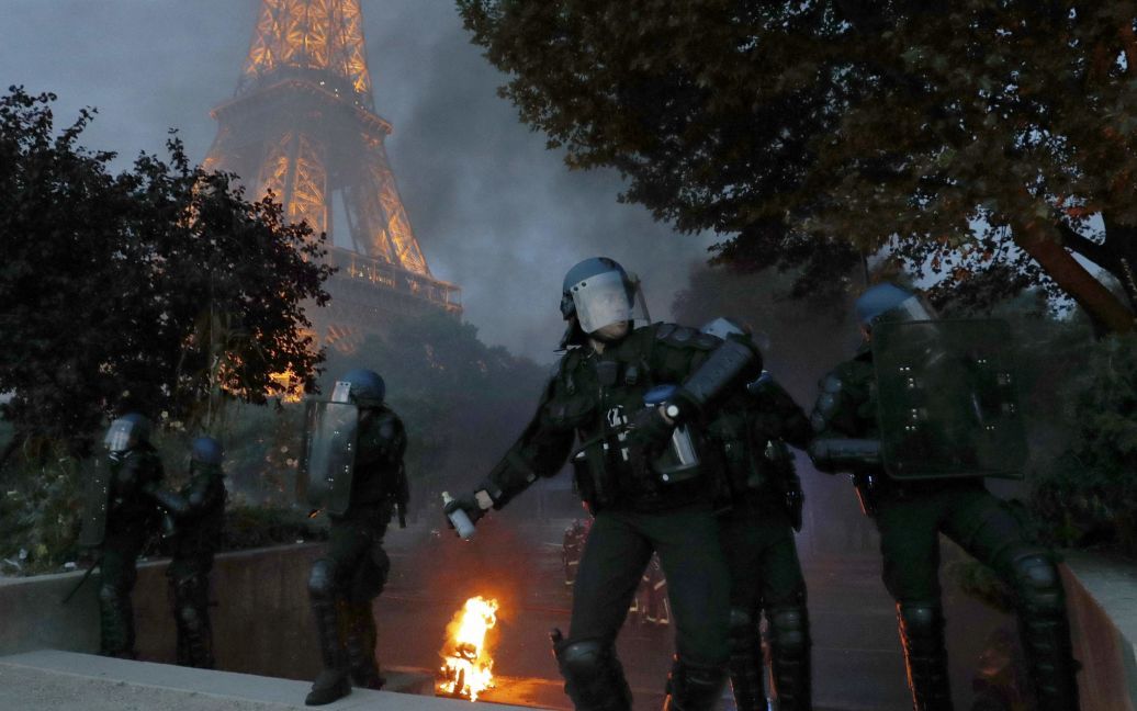 10 июля. Париж, Франция. Полиция применила слезоточивый газ возле фан-зоны в Париже во время финала Евро-2016 Португалия - Франция. / © Reuters