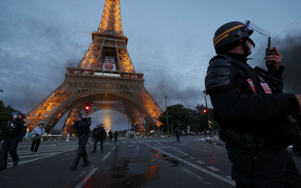 10 липня. Париж, Франція. Поліція застосувала сльозогінний газ біля фан-зони у Парижі під час фіналу Євро-2016 Португалія - Франція. / © Reuters
