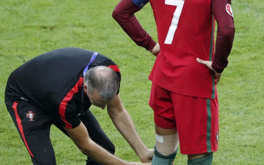 Роналду травмувався під час фіналу Євро-2016. / © Reuters