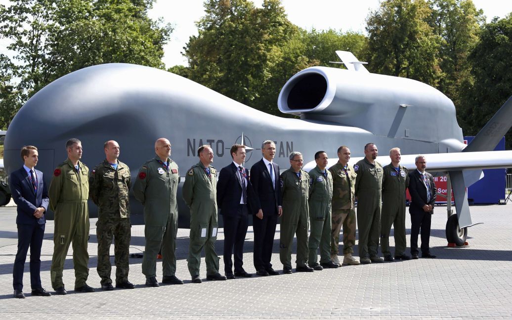 Генеральний секретар НАТО Столтенберг з офіційними особами та військовими / © Reuters