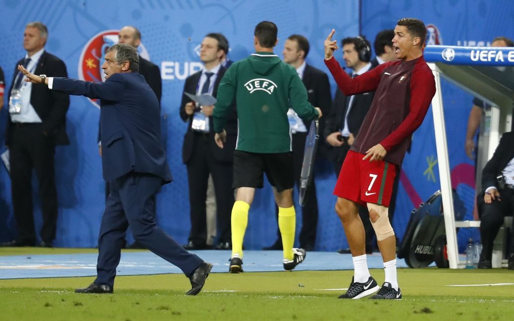Кріштіану Роналду активно робив підказки партнерам по команді у фіналі Євро-2016. / © Reuters