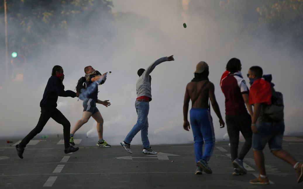 10 июля. Париж, Франция. Полиция применила слезоточивый газ возле фан-зоны в Париже во время финала Евро-2016 Португалия - Франция. / © Reuters