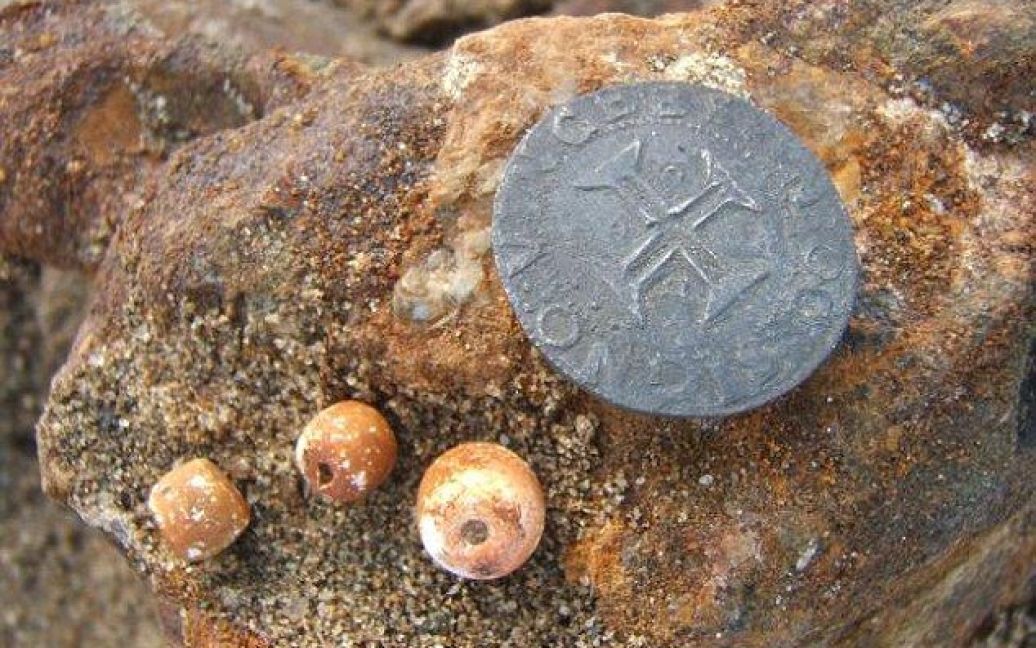 Монети, знайдені на кораблі "Добрий Ісус". / © Daily Mail