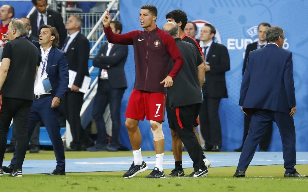 Криштиану Роналду активно делал подсказки партнерам по команде в финале Евро-2016. / © Reuters