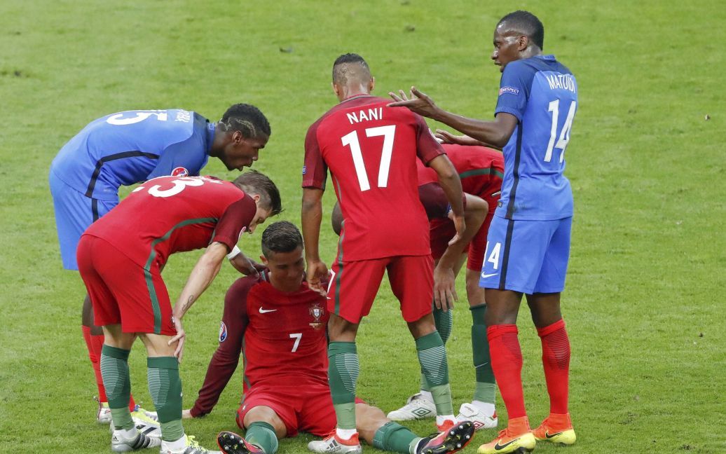 Роналду травмировался во время финала Евро-2016. / © Reuters