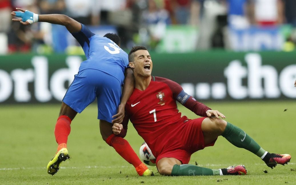Роналду травмировался во время финала Евро-2016. / © Reuters