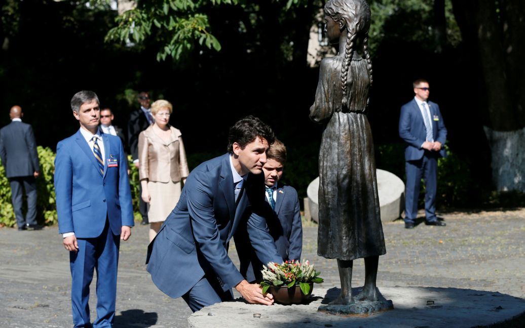 Трюдо разом із сином поклав квіти біля пам&rsquo;ятників / © Reuters