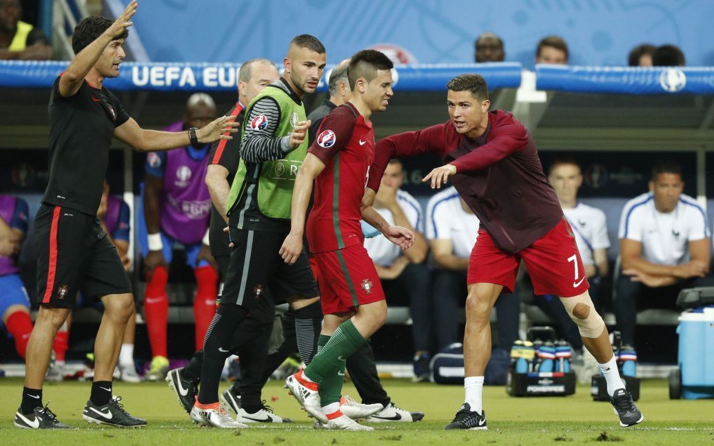 Криштиану Роналду активно делал подсказки партнерам по команде в финале Евро-2016. / © Reuters