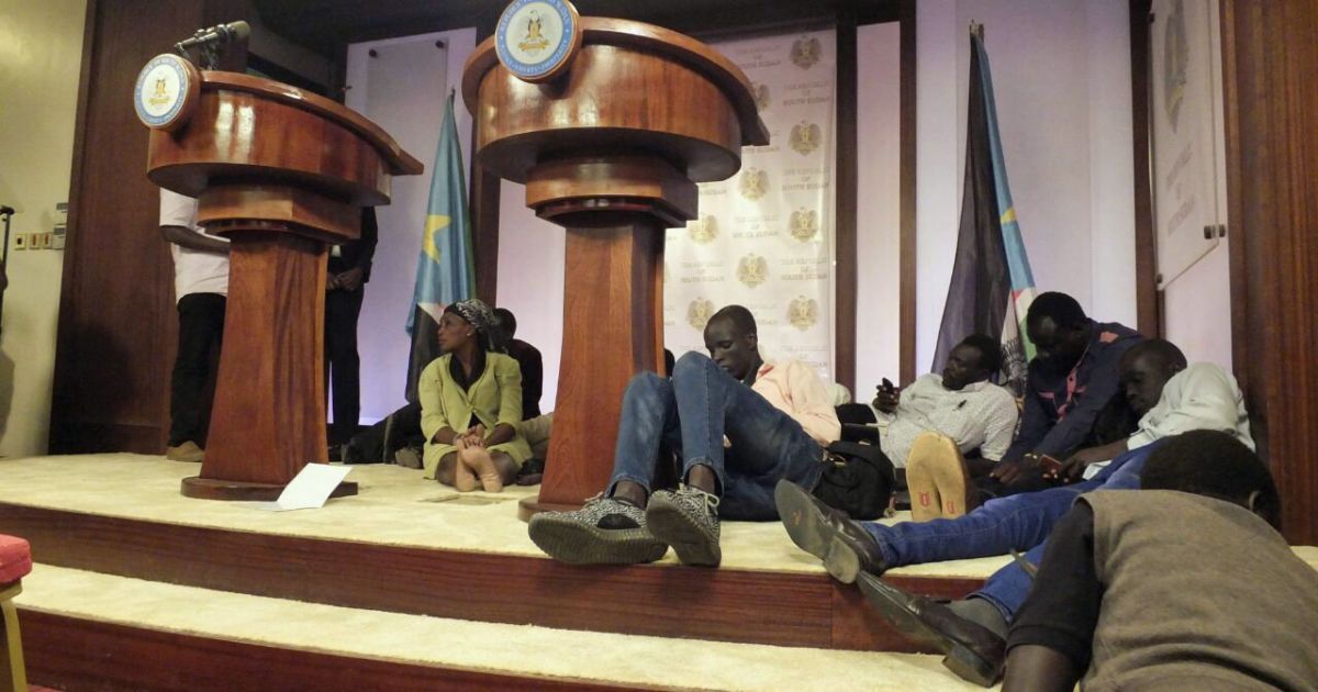 Журналісти у президентському палаці попадали додолу після того, як почалася стрілянина.